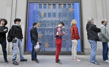 Kolejka do głosowania przed francuską ambasadą w Berlinie. We Francji frekwencja była znacznie wyższ