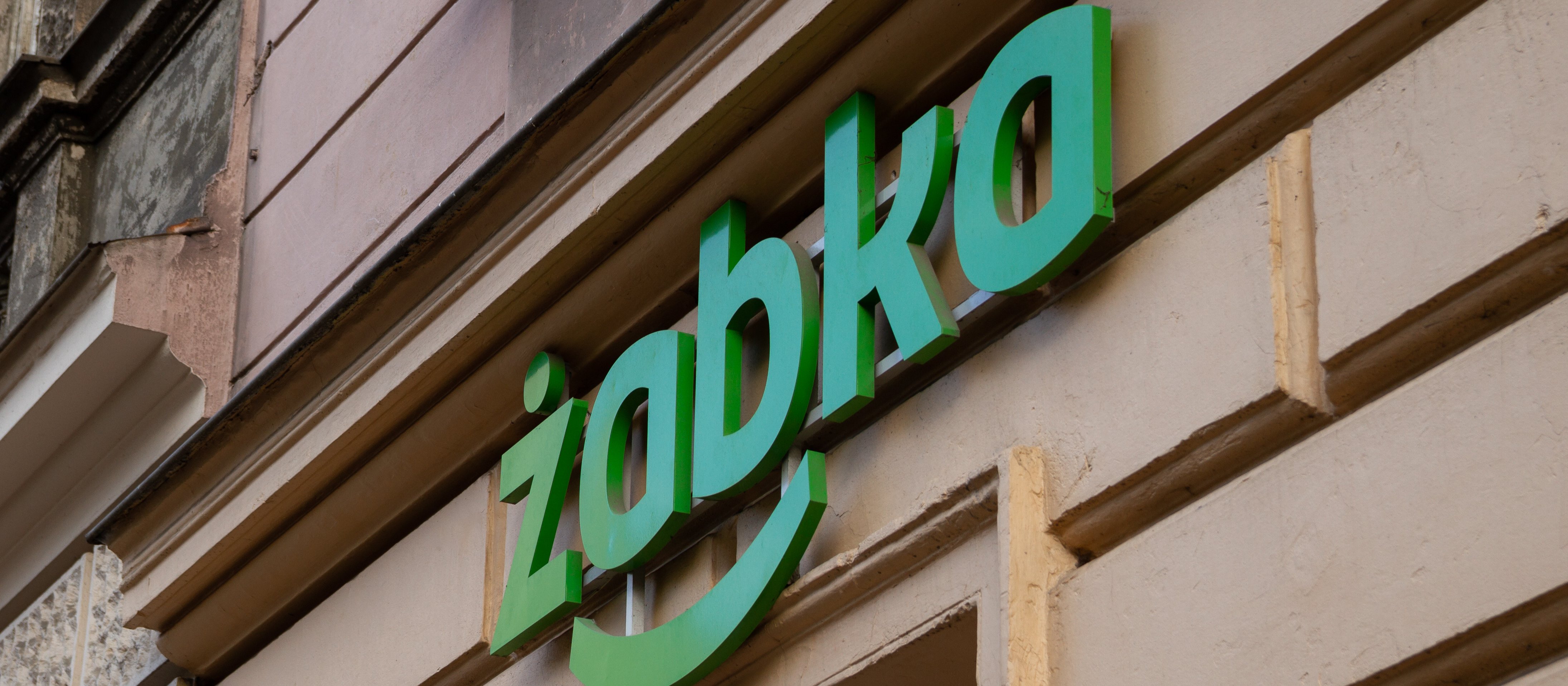 Akcjonariusze sprzedali 100 mln akcji Żabki. To dobra czy zła informacja?