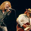 Robert Plant, w tle Darrell Scott