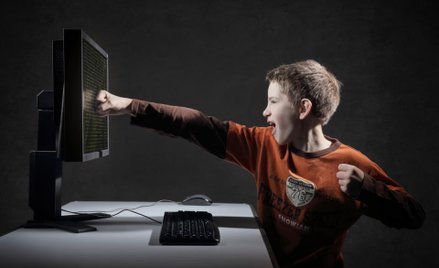 Rzecznik Praw Dziecka do MEN: jak przeciwdziałać przemocy rówieśniczej w internecie?