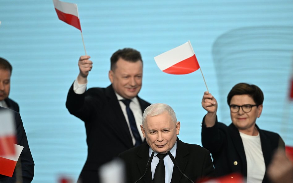 Wybory samorządowe 2024. Prezes PiS Jarosław Kaczyński (C) przemawia w siedzibie Prawa i Sprawiedliw