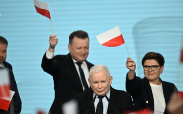 Wybory samorządowe 2024. Prezes PiS Jarosław Kaczyński (C) przemawia w siedzibie Prawa i Sprawiedliw