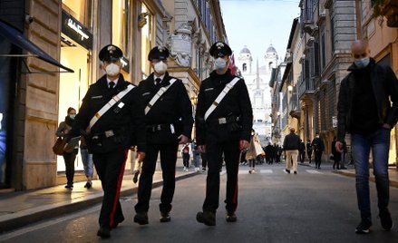 Karabinierzy na Via Condotti w Rzymie