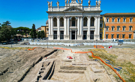 Prace wykopaliskowe przed Bazylika św. Jana na Lateranie w Rzymie.
