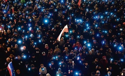 Wiele osób ma szczere poczucie, że nastał w kraju mroczny czas zniewolenia, opresji, dyktatury (na z