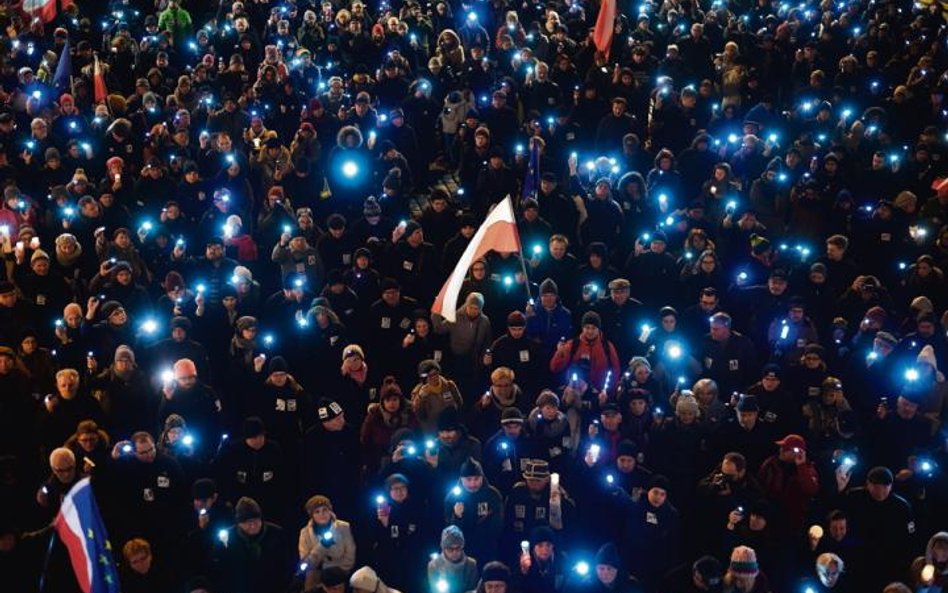 Wiele osób ma szczere poczucie, że nastał w kraju mroczny czas zniewolenia, opresji, dyktatury (na z