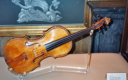Stradivarius będący własnością Królestwa Hiszpanii, pochodzący prawdopodobnie z 1689 roku. Instrumen