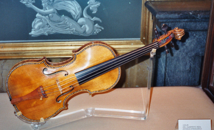 Stradivarius będący własnością Królestwa Hiszpanii, pochodzący prawdopodobnie z 1689 roku. Instrumen