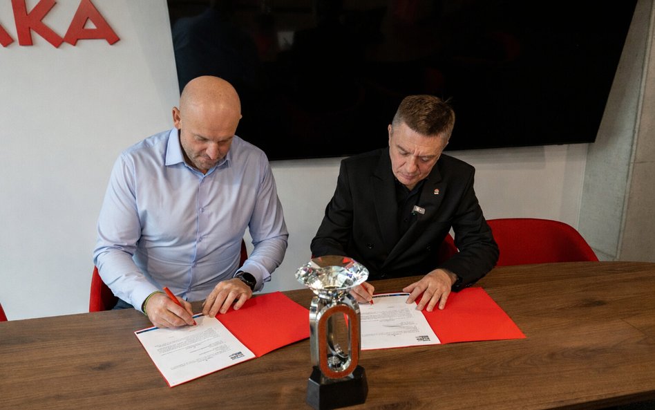 Umowę sponsorską podpisali wiceprezes Itaki Piotr Henicz i dyrektor sportowy memoriału Piotr Małacho