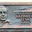 Fragment tablicy pamiątkowej poświęconej Kazimierzowi Leskiemu. Domena publiczna, fot. Szczebrzeszyn