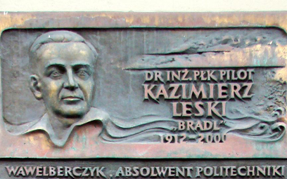 Fragment tablicy pamiątkowej poświęconej Kazimierzowi Leskiemu. Domena publiczna, fot. Szczebrzeszyn