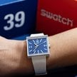Model szwajcarskiego producenta zegarków Swatch o nazwie „CO BY BYŁO, GDYBY... CŁA?” z odwróconymi c