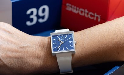 Model szwajcarskiego producenta zegarków Swatch o nazwie „CO BY BYŁO, GDYBY... CŁA?” z odwróconymi c