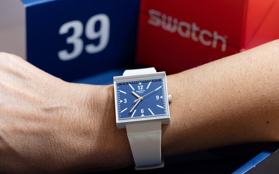 Model szwajcarskiego producenta zegarków Swatch o nazwie „CO BY BYŁO, GDYBY... CŁA?” z odwróconymi c