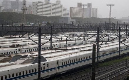 Dalekobieżne pociągi typu Shinkansen czekają na poprawę pogody