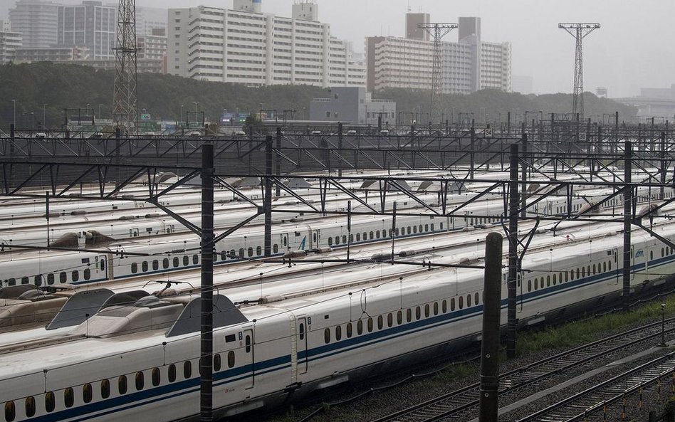 Dalekobieżne pociągi typu Shinkansen czekają na poprawę pogody
