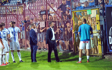 Trener Lecha Poznań Nenad Bjelica musiał wysłuchać niezadowolonych kibiców swojej drużyny po przegra
