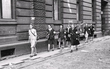 W czasie powstania warszawskiego kobiety – konspiratorki z AK – pełniły m.in. funkcję sanitariuszek 