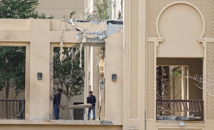 Robotnicy usuwają gruz ze zniszczeń spowodowanych przez irański dron w hotelu Fairmont w Dubaju