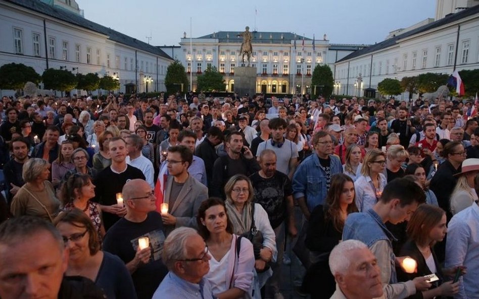 KRS popiera akcję "Wszystkie światła na Prezydenta!"