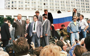 Borys Jelcyn przed gmachem parlamentu Rosji, 19 sierpnia 1991 r.