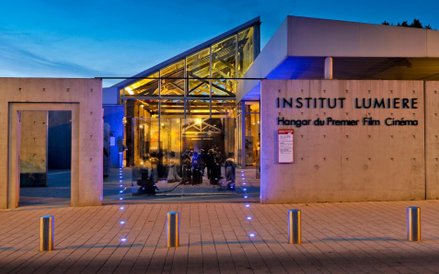 Fasada Instytutu Lumi?re w Lyonie.