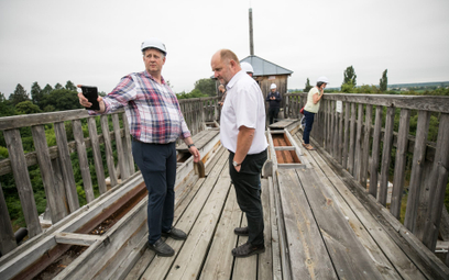 Marszałek Piotr Całbecki wizytuje renowację tężni w Ciechocinku