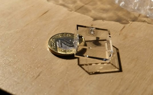 Szklana komórka z rubidem – miniaturowa antena przyszłości. Fot. Michał Parniak, Uniwersytet Warszaw