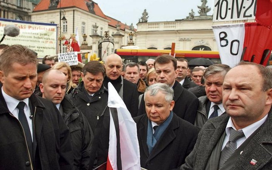 Jarosław Kaczyński i inni politycy PiS co miesiąc składają kwiaty przed Pałacem Prezydenckim. Na zdj