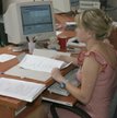 Przebywający na wychowawczym, który wykonuje umowę o dzieło, podlega ubezpieczeniom z tego urlopu