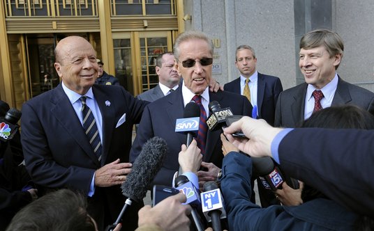 Fred Wilpon, przewodniczący i dyrektor generalny New York Mets, w środku, oraz prezes Saul Katz, po 