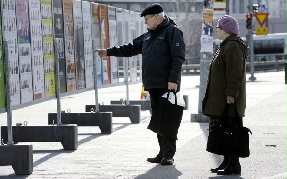 Finowie oglądają plakaty wyborcze w Helsinkach