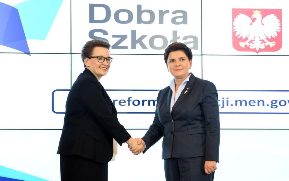 Premier Beata Szydło i minister edukacji narodowej Anna Zalewska podczas konferencji prasowej po pos