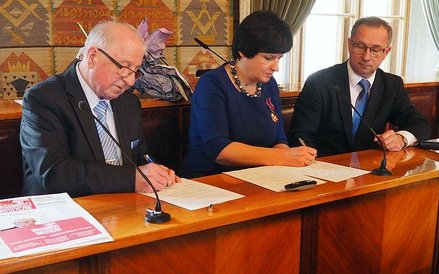 Spotkanie w krakowskim ratuszu było też okazją do podpisania porozumienia między KIT (Anna Jędrocha)