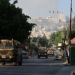 Izraelskie pojazdy wojskowe na ulicach Dżeninu