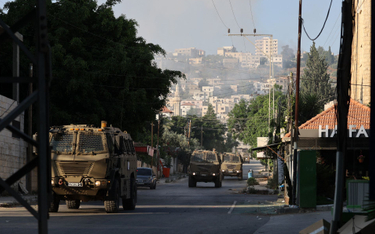 Izraelskie pojazdy wojskowe na ulicach Dżeninu