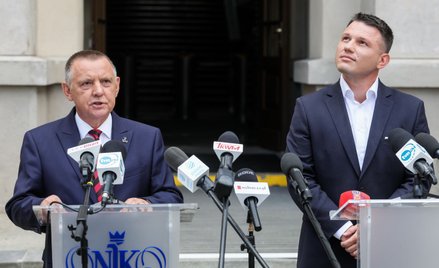 Prezes NIK Marian Banaś i   współprzewodniczący Konfederacji Sławomir Mentzen podczas konferencji pr