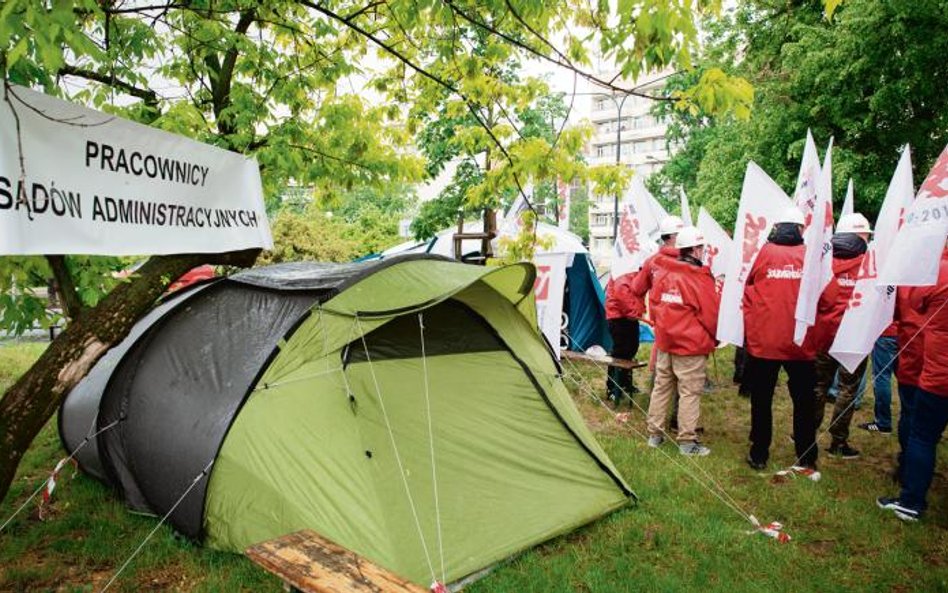 Maj 2019 roku – miasteczko namiotowe pod Ministerstwem Sprawiedliwości. Górniczy związkowcy wsparli 