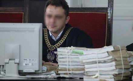 Sędzia z loginem, hasłem i po autoryzacji