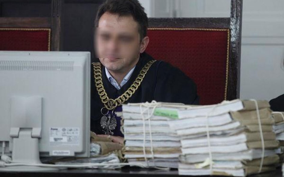 Sędzia z loginem, hasłem i po autoryzacji