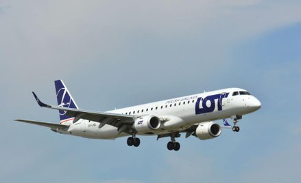 LOT symbolicznie tnie siatkę