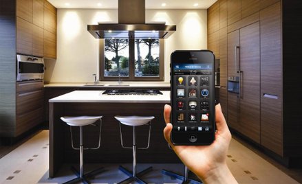 Czym są systemy smart home? To zespoły inteligentnych, komunikujących się ze sobą urządzeń, które po