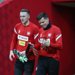Marcin Bułka i Wojciech Szczęsny podczas treningu kadry w Warszawie przed meczem z Łotwą