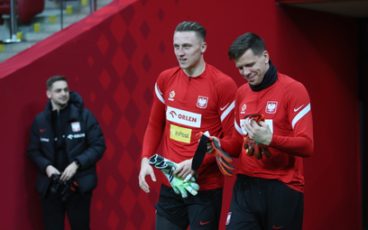 Marcin Bułka i Wojciech Szczęsny podczas treningu kadry w Warszawie przed meczem z Łotwą