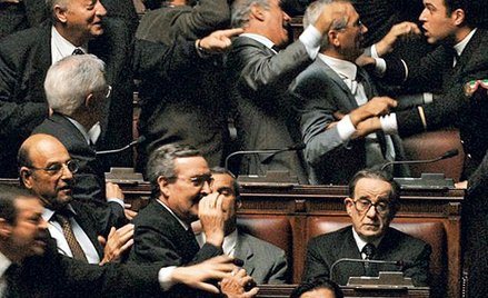 Andreotti (Tony Servillo, siedzi w drugim rzędzie) był nazywany Boskim Juliuszem