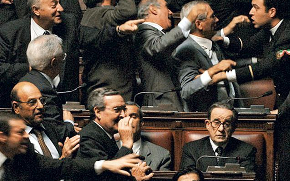 Andreotti (Tony Servillo, siedzi w drugim rzędzie) był nazywany Boskim Juliuszem