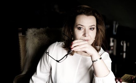 Elżbieta Cherezińska w swoich historycznych powieściach z cyklu „Odrodzone królestwo” opisuje losy w