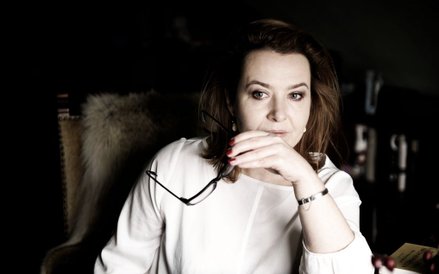 Elżbieta Cherezińska w swoich historycznych powieściach z cyklu „Odrodzone królestwo” opisuje losy w