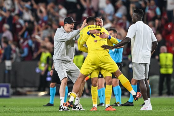 Alphonse Areola w objęciach Łukasza Fabiańskiego po wygranej West Ham z Fiorentiną