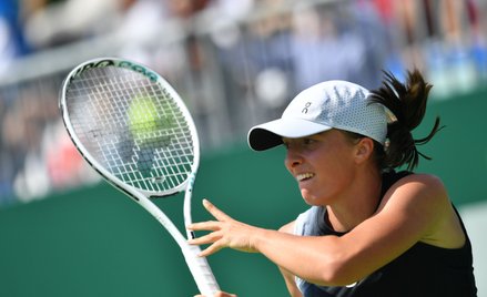 Iga Świątek w meczu ćwierćfinałowym z Czeszką Lindą Noskovą podczas turnieju tenisowego WTA BNP Pari
